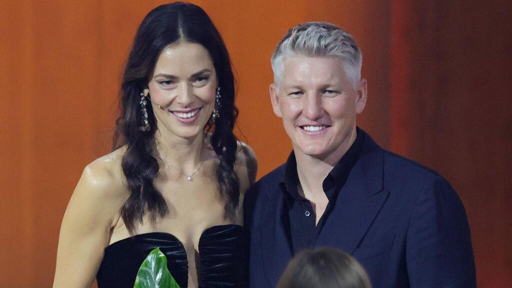 Scandal Unveiled: Schweinsteiger’s Steamy Affair with Bikini-Clad Beauty Shocks Ivanovic and Family!