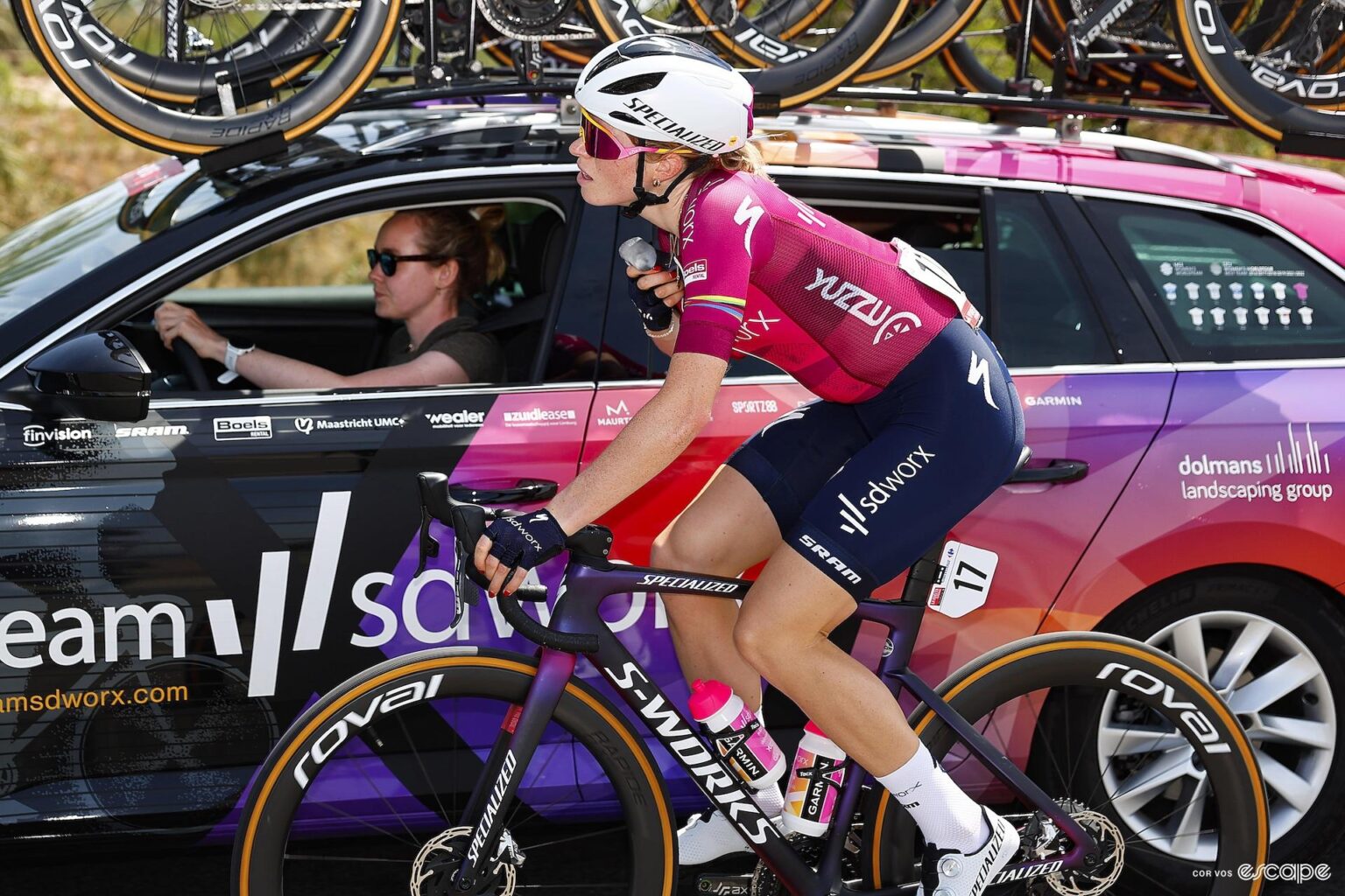 Cycling Legend Vos Triumphs in a Thrilling Women’s Tour de France Opening Stage