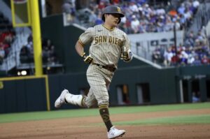 Kim Ha-seong Shines in MLB Return with First Hit and Steal for Rays