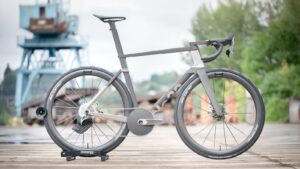 3D Printed No22 Reactor Aero Bike Edges Closer to Production with Stunning Carbon and Titanium Bar/Stem Combo
