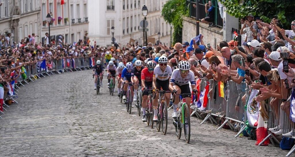 Stunning Upset: Defending Champion Crashes Out Early in Women’s World Road Race Stunning Upset: Defending Champion Crashes Out Early in Women’s World Road Race