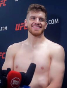 Edmen Shahbazyan Shocks Fans with Buzzer-Beating KO Over André Muniz at UFC 320!