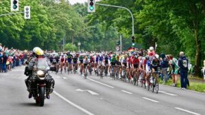 Vollering Triumphs in Stage 8 to Seize Overall Lead at Women’s Tour de France